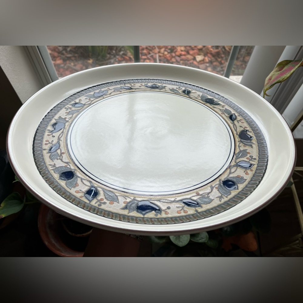 MIKASA Intaglio ARABELLA Collection Round Stoneware Serving Plate